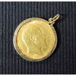 An Edward VII gold sovereign, 9ct gold mount, 1910, approx.