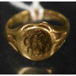 A 9ct gold gentleman's signet ring, approx 6.