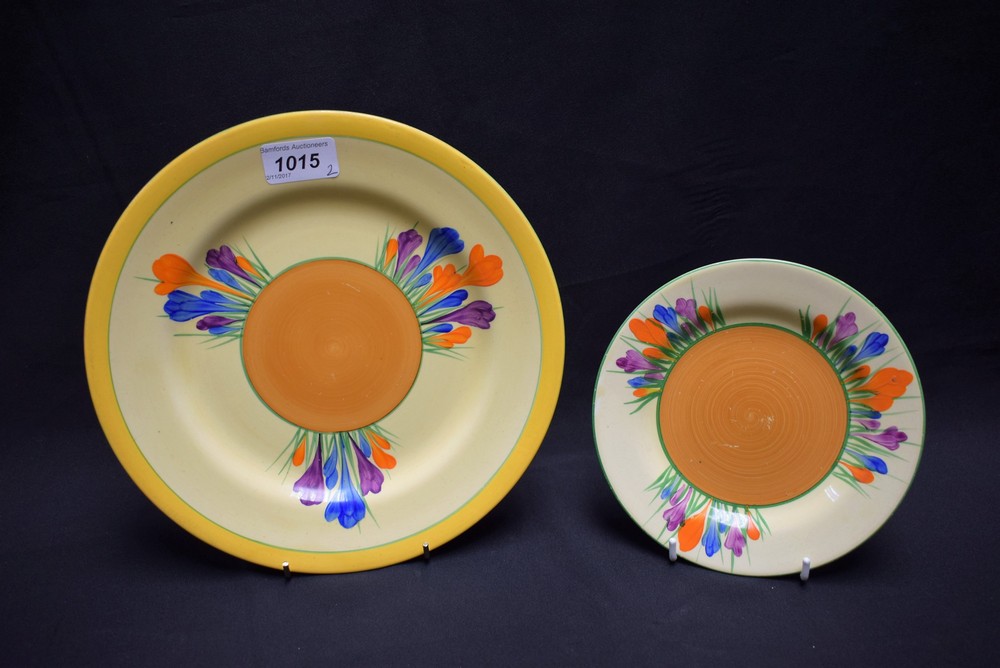 A Clarice Bizarre Cliff Crocus pattern circular plate, brightly decorated with crocus, 26cm diam,