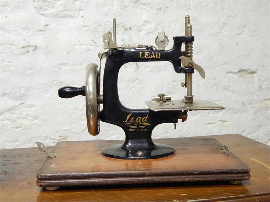 Small hand sewing machine, made by Lead in Japan. Dimensions are 6.5'', 9.5'' by 8.25'' with - Image 4 of 4