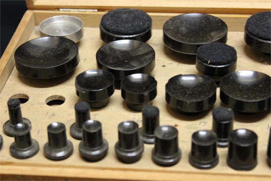 A Robur horologists watchmakers glass setting fitting tool set "Assortment de tasseaux" in wooden - Image 2 of 5