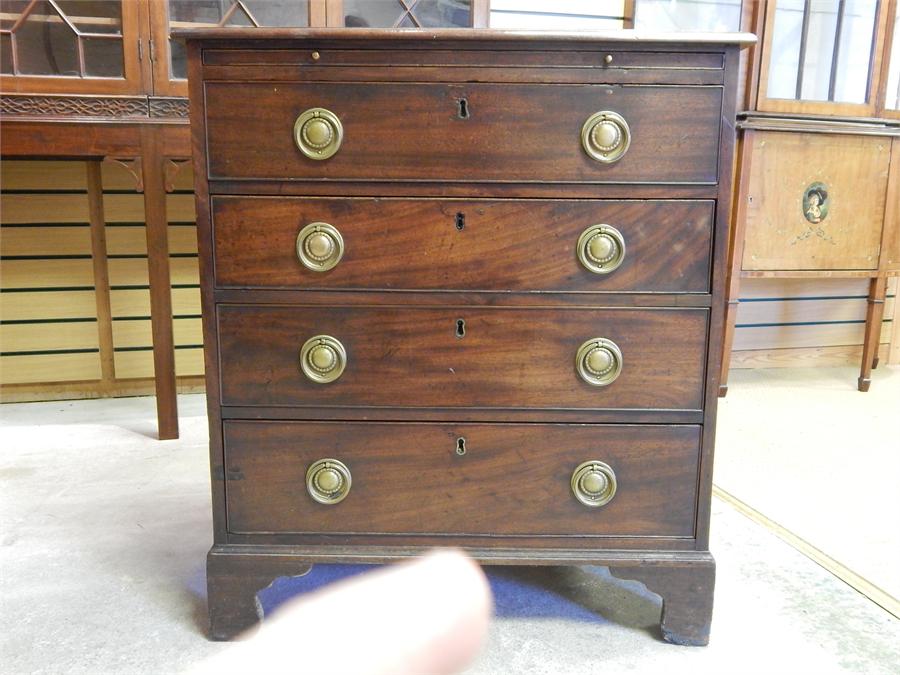 Small Mahogany Bachelors Chest with Carrying Handles. Chest of drawers with replaced cast handles in - Image 6 of 18