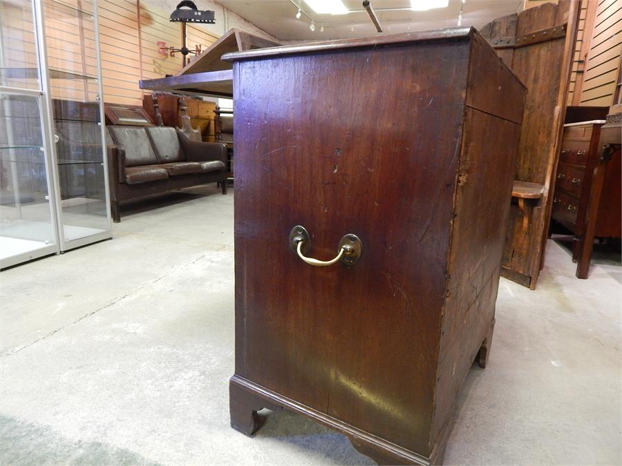 Small Mahogany Bachelors Chest with Carrying Handles. Chest of drawers with replaced cast handles in - Image 4 of 18