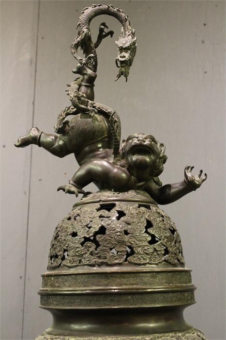 A Large floor standing Bronze Chinese / oriental temple Censer / Incense burner and cover. dragon, - Image 9 of 78