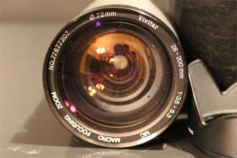 A Vivitar 20-200mm 1;3.5-5.3 72mm macro focusing zoom lens No. 77677307 with olympus lens hood - Image 2 of 3