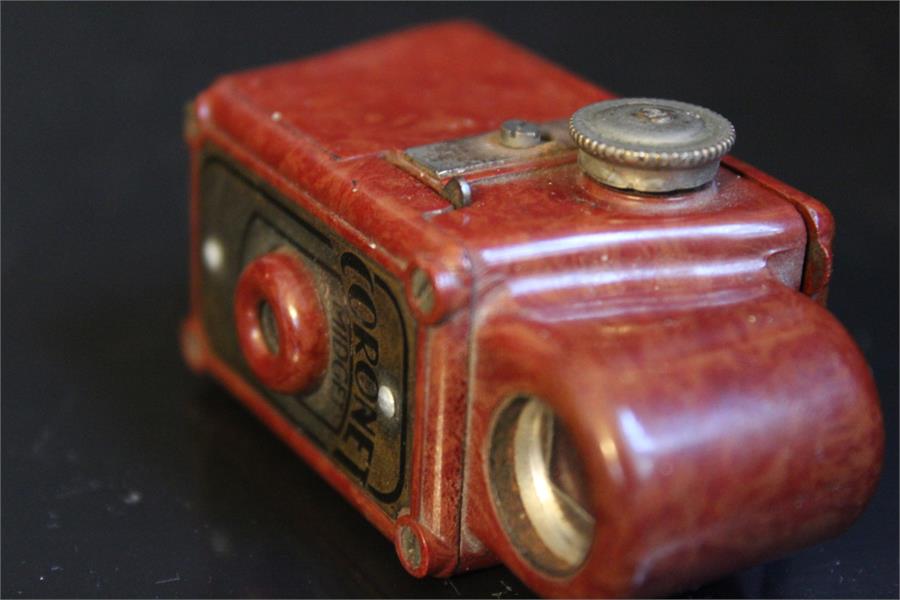 A Vintage Coronet Midget Bakelite Camera - Image 3 of 3