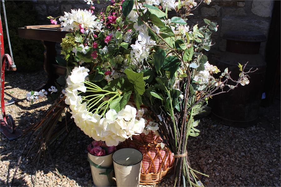 artificial flowers and containers / basket - Image 2 of 5