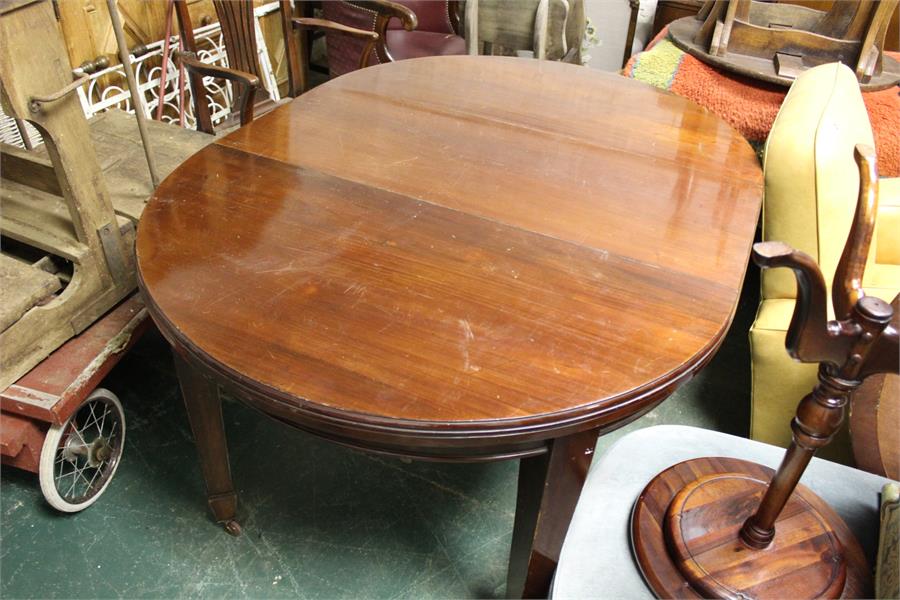 mahogany dining table on tapering legs