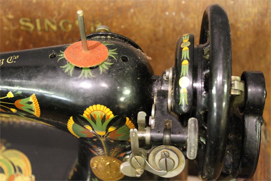 A Singer Sewing machine with colourful decoration - cased - No. Y652091 - Image 4 of 5