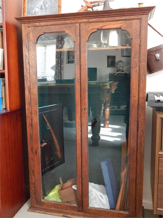 Oak glazed gun cabinet (note: this is offsite at sellers home near auction house) - Image 3 of 4