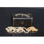 Pearl / imitation beads in a box