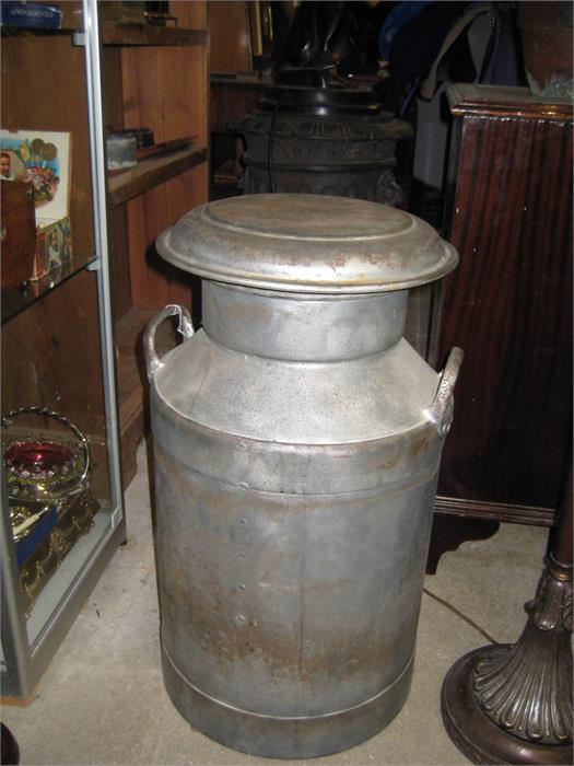 Milk churn with lid