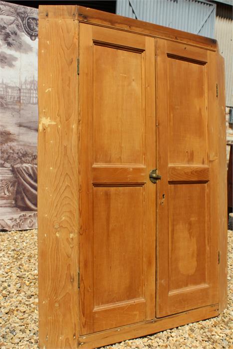 A Large 19th century Pine corner cupboard with shelves - Image 6 of 8