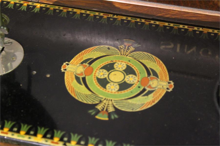 A Singer Sewing machine with colourful decoration - cased - No. Y652091 - Image 3 of 5