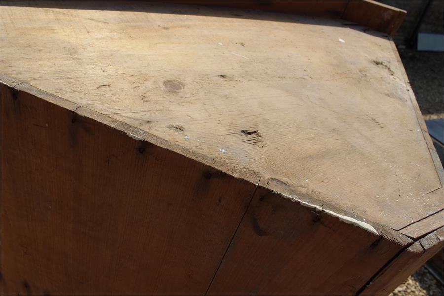 A Large 19th century Pine corner cupboard with shelves - Image 4 of 8