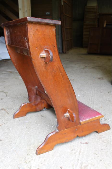 Early 20th century arts and crafts design ecclesiastical prayer kneeler - pine. - Image 2 of 5