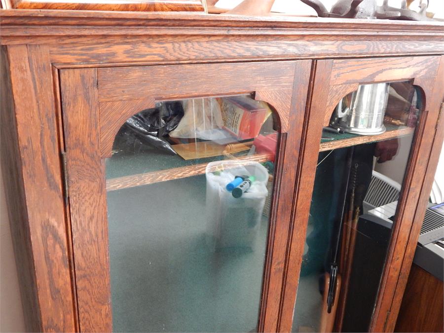 Oak glazed gun cabinet (note: this is offsite at sellers home near auction house) - Image 2 of 4