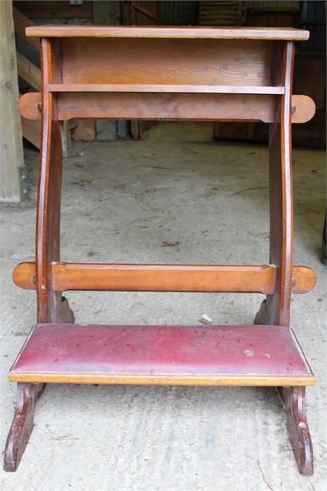 Early 20th century arts and crafts design ecclesiastical prayer kneeler - pine. - Image 3 of 5