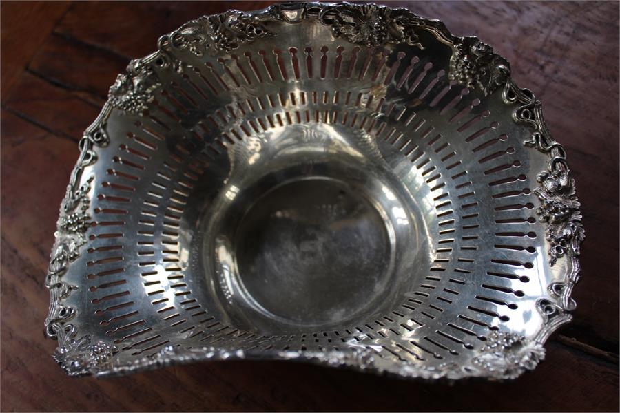 Heavy Britannia Electroplate pierced dish with grape design - Image 7 of 8