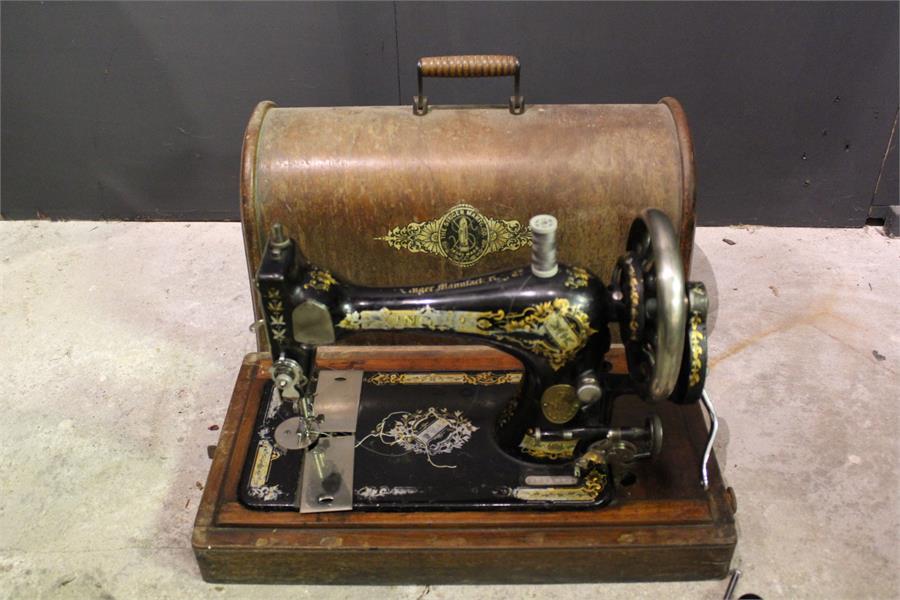 A singer sewing machine in case - No. 13645384