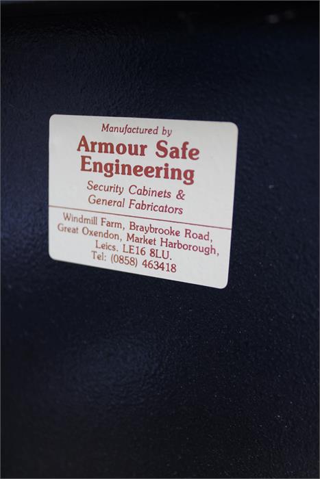 Lockable Metal gun cabinet (keys present). Label "Manufactured by Armour safe engineering security - Image 3 of 5