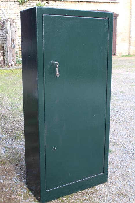 Lockable Metal gun cabinet (keys present). Label "Manufactured by Armour safe engineering security - Image 2 of 5