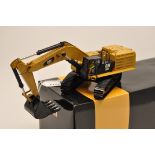 CLASSIC CONSTRUCTION MODELS 1:48 SCALE CAT 390D LME EXCAVATOR WITH BOX (VGC)