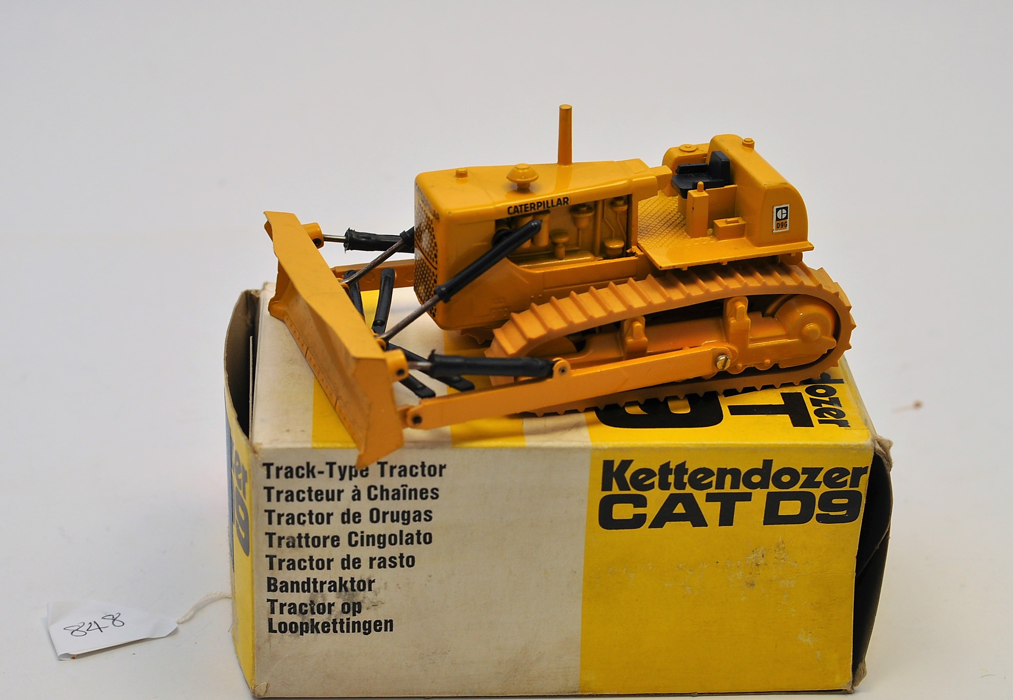 CAT D9 TRACK -TYPE TRACTOR GESCHA MODELS WITH BOX (GC)