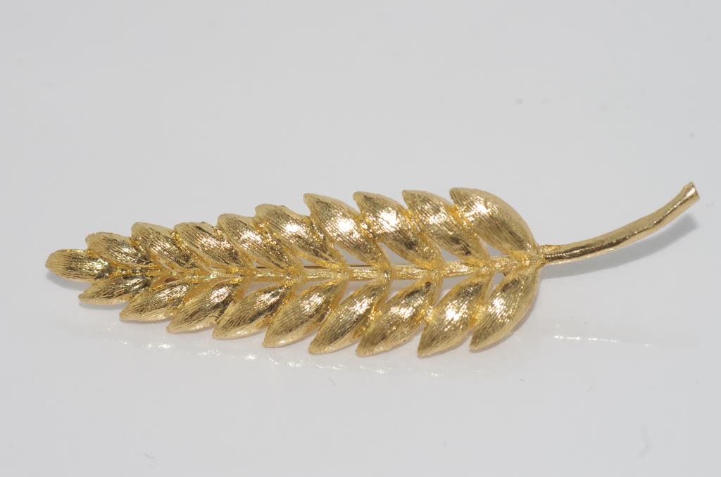 Leaf frond brooch marked 14K weight: approx 4.2 grams, size: approx 5.5cm in length