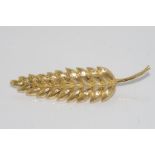 Leaf frond brooch marked 14K weight: approx 4.2 grams, size: approx 5.5cm in length