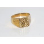 9ct yellow gold and multi-diamond ring weight: approx 5.3 grams, size: U/10