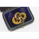 Boxed 14ct gold textured/plain loop brooch weight: approx 3.5 grams