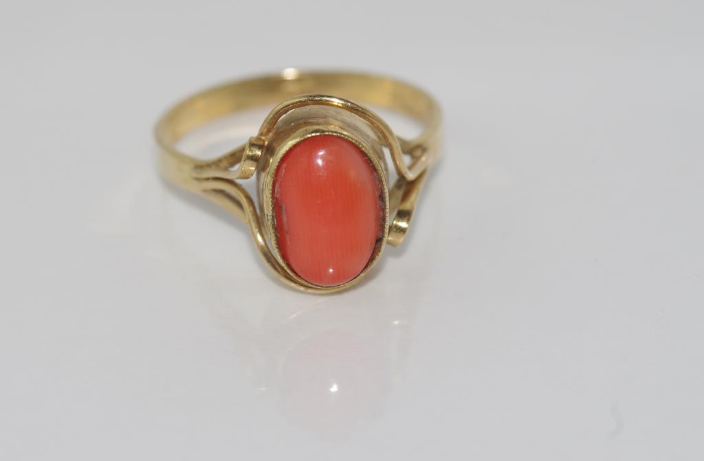 9ct yellow gold and pink coral ring weight: 2.6grams approx, size: O-P/7