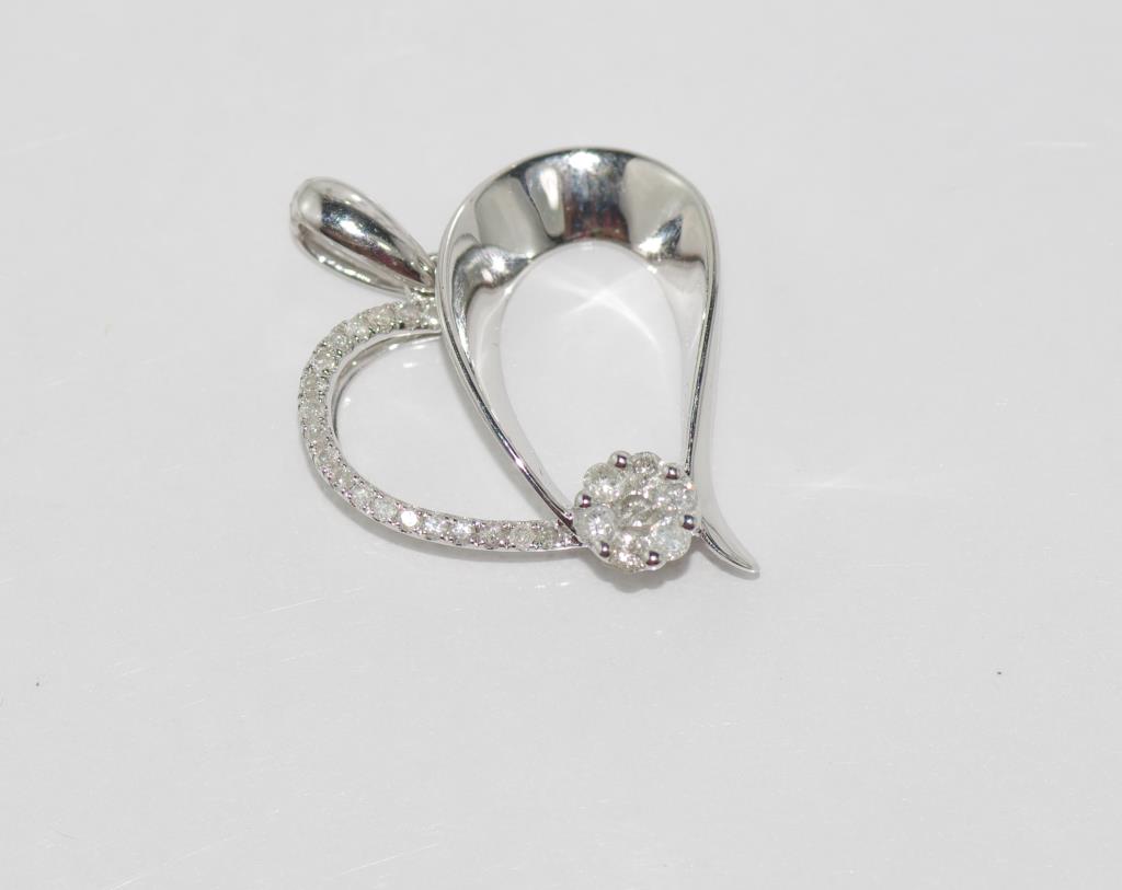 18ct white gold and diamond heart shaped pendant 26 diamonds = 28pts, weight: approx 2.6 grams