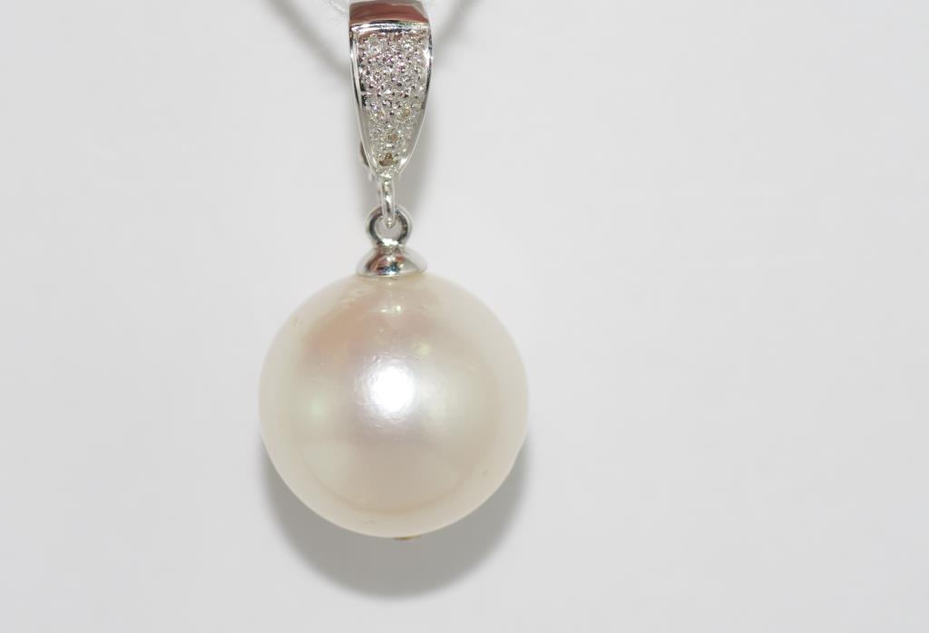18ct white gold, diamond and Broome pearl pendant /enhancer, (approx 16.5mm pearl)