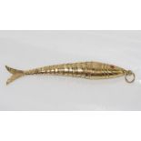 9ct gold articulated fish with red eyes weight: approx 7.8 grams