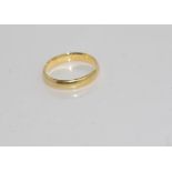 Yellow gold wedder marked 18c A&C Ld weight: approx 2.61 grams, size: approx K-L/5