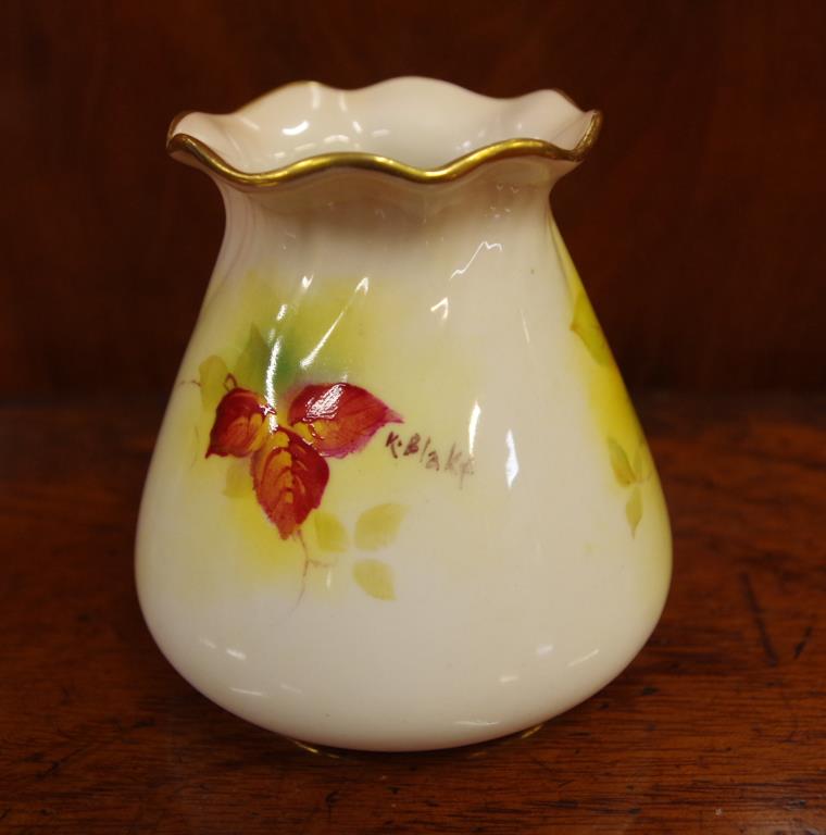 Royal Worcester handpainted vase berry & gilt decoration, signed K. Blake, 8.5cm high approx. - Bild 2 aus 3