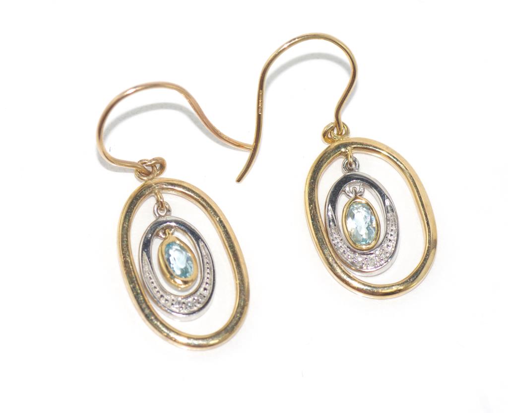 9ct gold, aquamarine and diamond drop earrings in two tone gold, weight: approx 3.1 grams - Bild 2 aus 2