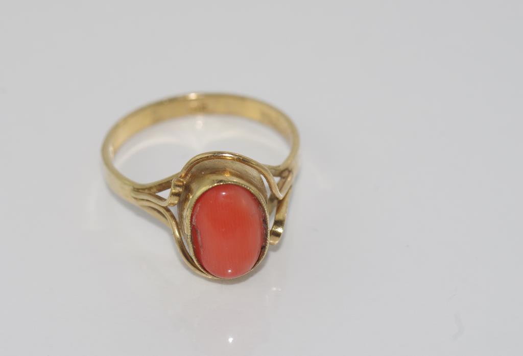 9ct yellow gold and pink coral ring weight: 2.6grams approx, size: O-P/7 - Bild 2 aus 2