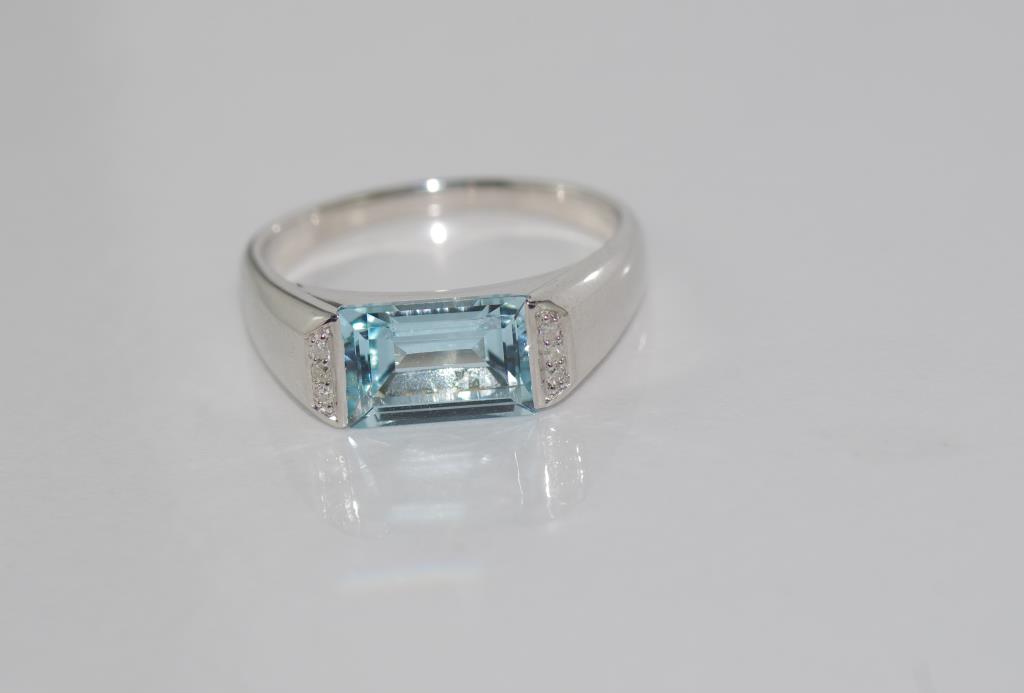 10ct white gold and aquamarine& diamond ring weight: approx approx 3.8 grams, size: N/6-7