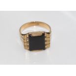 Vintage 9ct rose gold and onyx ring weight: approx 4.5 grams, size: T/9-10