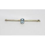 9ct yellow gold and blue glass brooch weight: approx 1.8 grams (tested as 9ct)