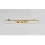 14ct yellow gold, white enamel & pearl brooch weight: approx 4.3 grams