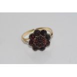 Vintage 14ct yellow gold and garnet ring weight: approx 2.1 grams