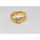 Hallmarked 18ct yellow gold buckle ring weight: approx 7.2 grams, size: W-X/11