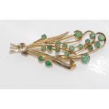 9ct gold and emerald brooch weight: approx 5.74 grams