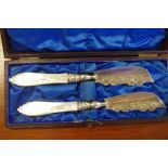 Victorian cased sterling silver butter knives with mother of pearl handle, hallmarked Birmingham