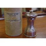 Garrard & Co. sterling silver pepper mill hallmarked Birmingham 1976, 9.5cm high approx.