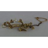 Vintage gold & seed pearl brooch with safety chain. 4gms